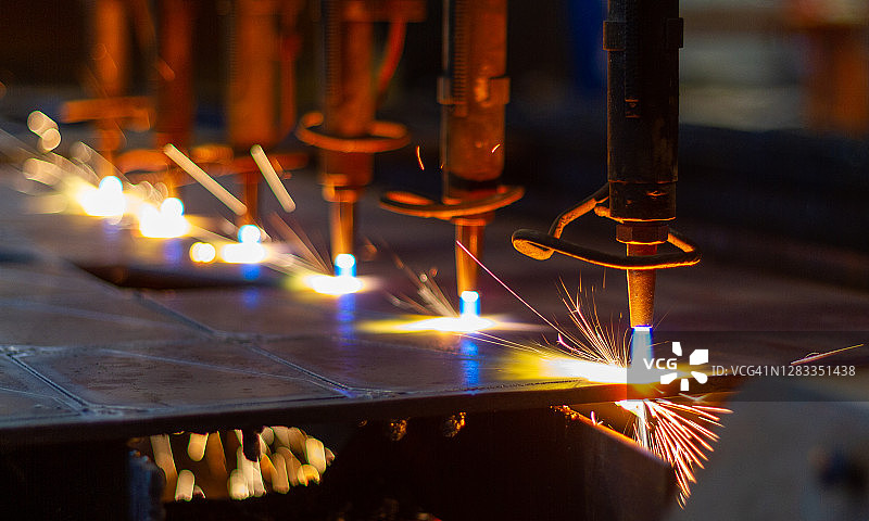 数控液化石油气切割特写，带火花图片素材