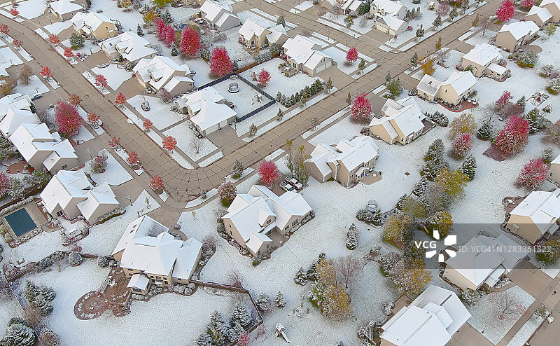 初雪后社区的美丽航拍景色图片素材