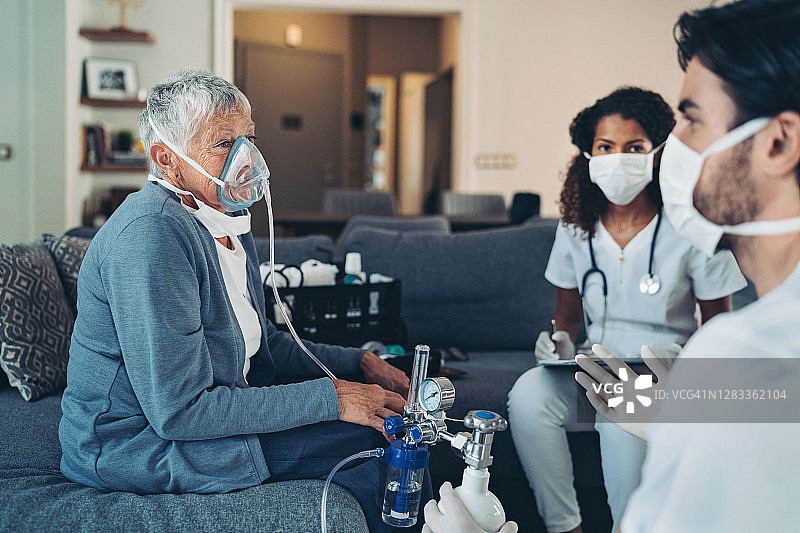 戴着呼吸面罩的年长女性图片素材