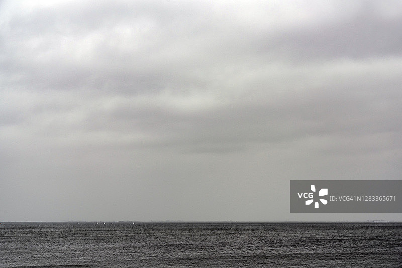 海面上的乌云图片素材