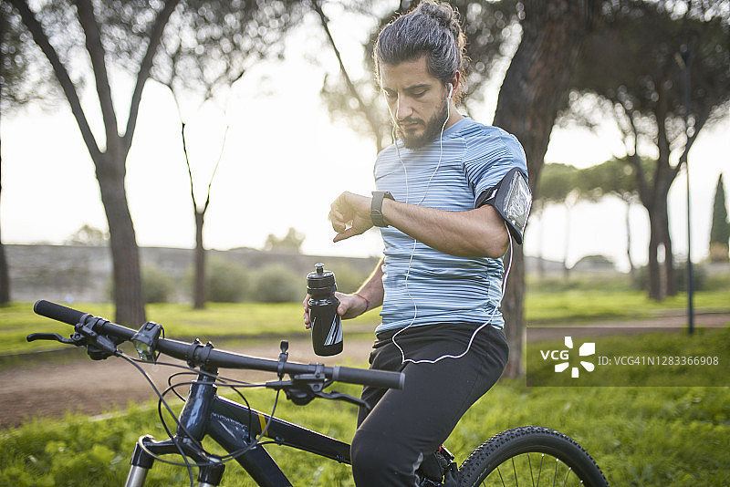 骑自行车者查看智能手表图片素材