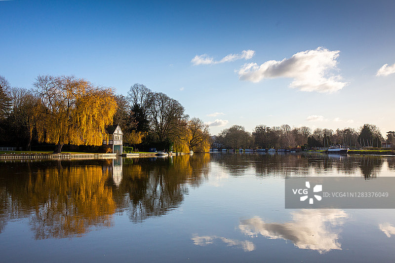 泰晤士河畔的秋天图片素材