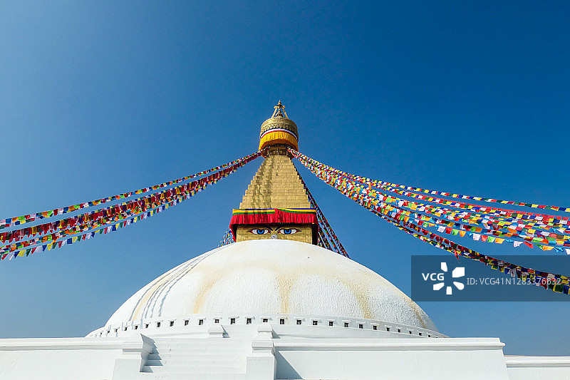 加德满都博达哈大佛塔悬挂彩色经幡图片素材