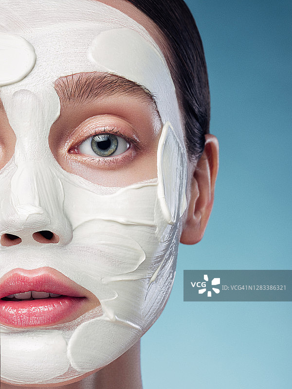 敷面膜的美丽女人图片素材