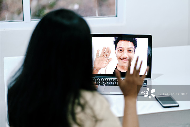 两人通过视频通话会面图片素材