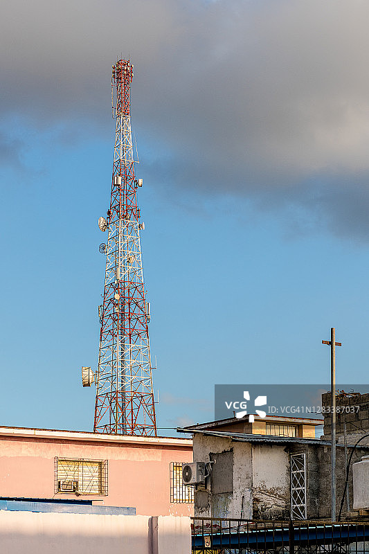 Etecsa电信塔与建筑，古巴西恩富戈斯图片素材