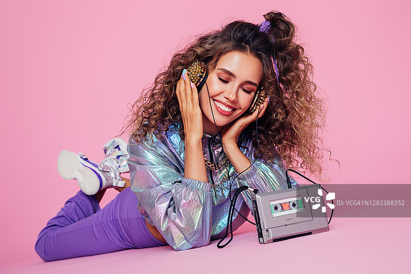 开朗的女孩拿着旧音频播放器图片素材