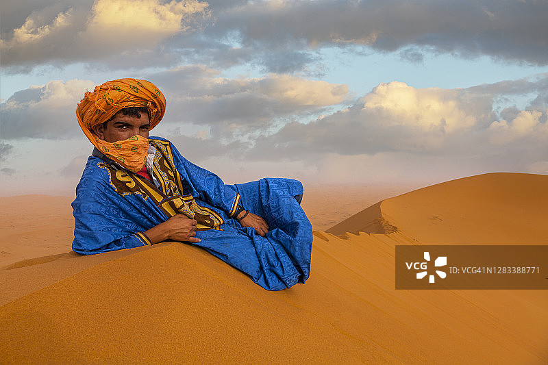 撒哈拉沙漠沙丘上的柏柏尔男人图片素材