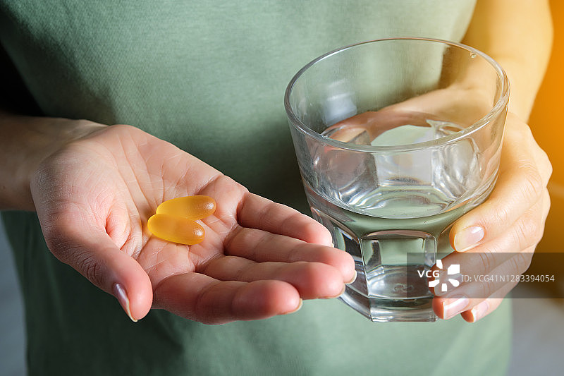 白色背景或木勺上的Omega-3鱼油胶囊，健康生活方式，疾病的预防和治疗，膳食补充剂和维生素，生物活性添加剂图片素材