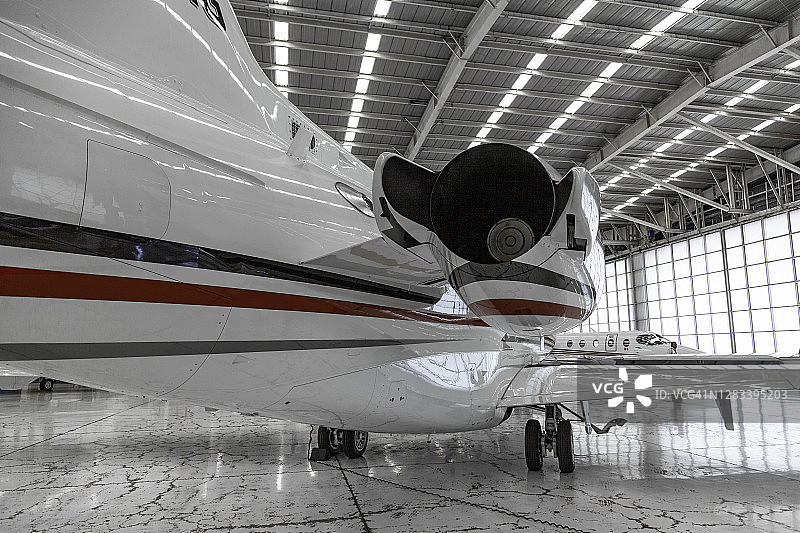 停满飞机的包机机库图片素材