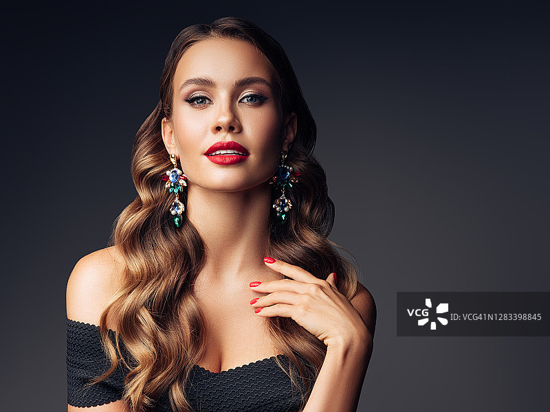 美丽的年轻女孩，真诚的微笑图片素材