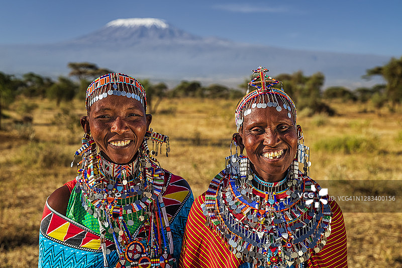 快乐的非洲女性，背景是乞力马扎罗山，肯尼亚，东非图片素材