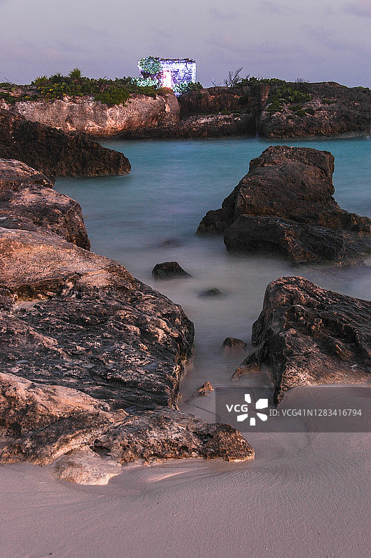 人造灯光照亮墨西哥阿库玛海滩玛雅遗址图片素材