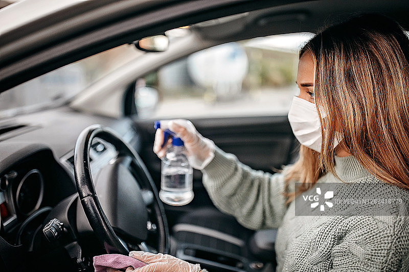 女性清洁汽车内部图片素材