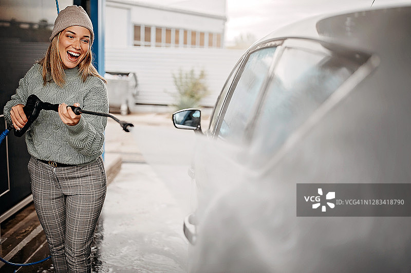 自助洗车乐趣多图片素材