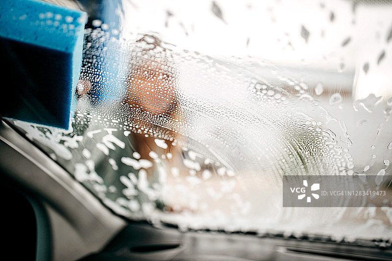 挡风玻璃清洗图片素材