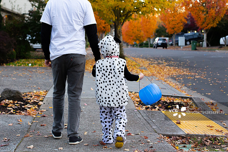 父亲和女儿一起不给糖就捣蛋图片素材