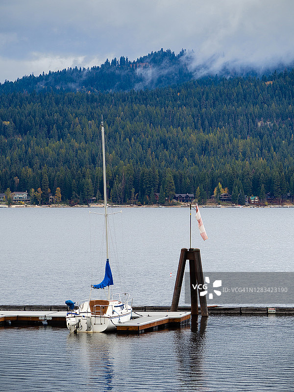 秋季，爱达荷州麦考尔佩耶特湖上的船只图片素材