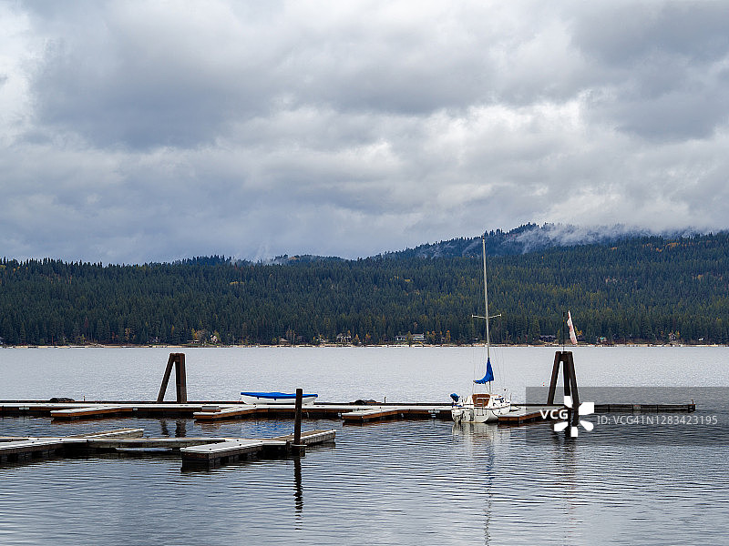 秋季，爱达荷州麦考尔佩耶特湖上的船只图片素材