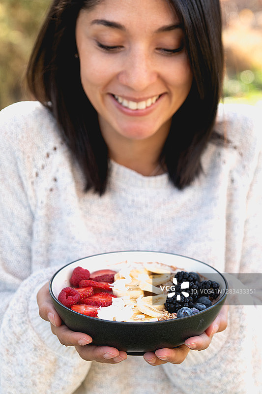 女性手拿健康的水果燕麦碗图片素材