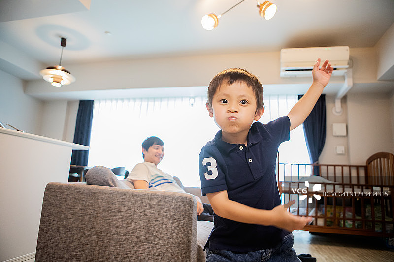 做着鬼脸和奇怪动作的男孩图片素材