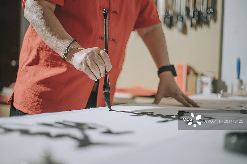 亚洲男人练习书法，喜迎中国新年图片素材