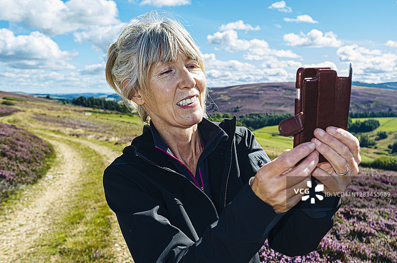 穿过石楠丛的自行车道图片素材