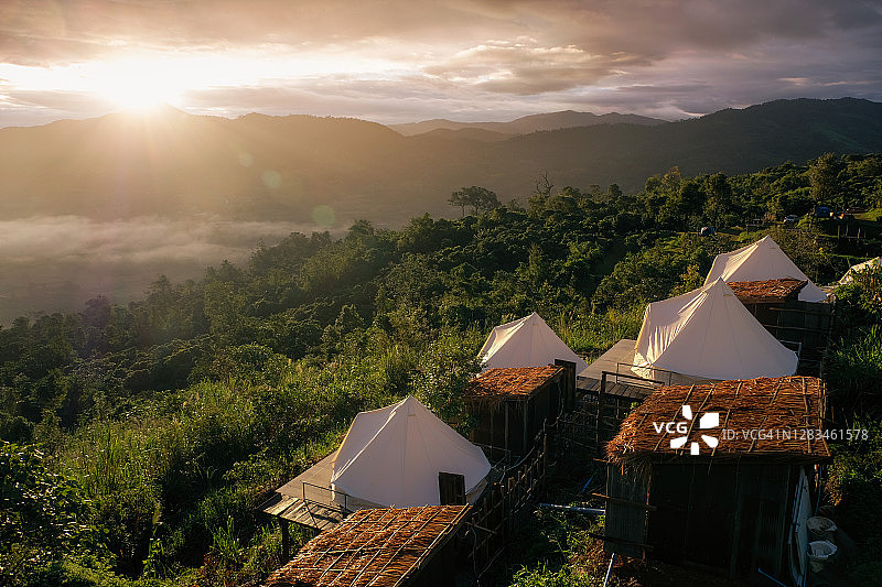 泰国帕尧府 Phu Langka 山日落时分草地上户外露营帐篷图片素材