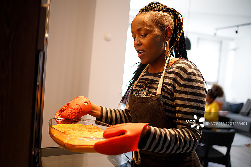 在烤箱中烤蛋糕图片素材