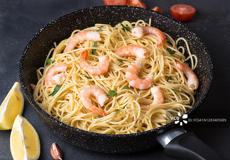 鲜虾香芹蒜蓉意面图片素材