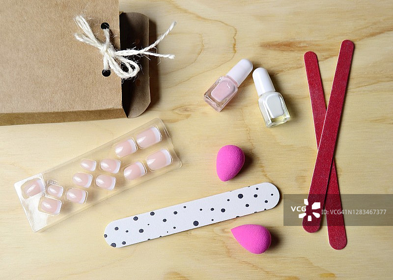 法式美甲，木质背景上的指甲油和锉刀套装图片素材
