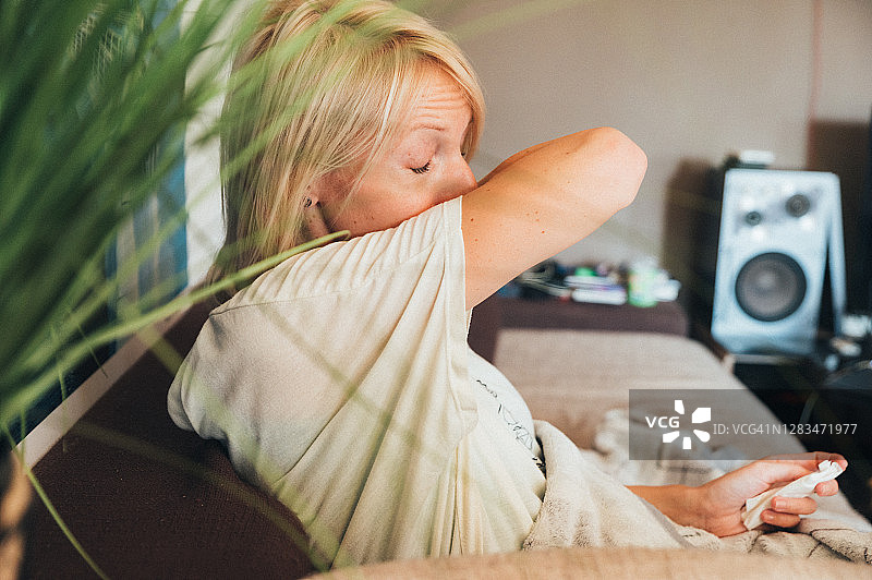 不停地打喷嚏图片素材