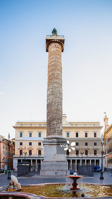 科隆纳广场，马可·奥勒留柱顶部的圣保罗像图片素材