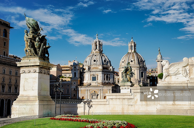 意大利罗马威尼斯广场旁的维托里奥·埃马努埃莱二世纪念碑图片素材