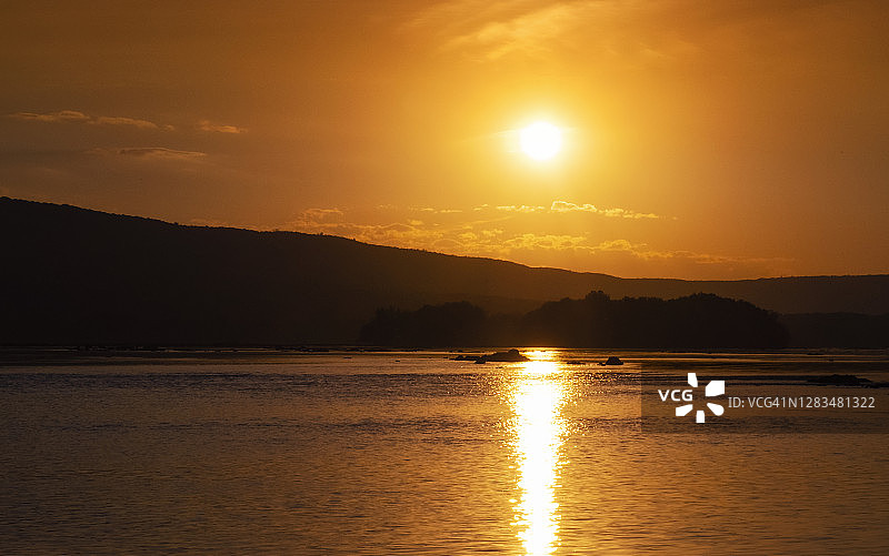 宾夕法尼亚州萨斯奎哈纳河上的金色宁静日落图片素材