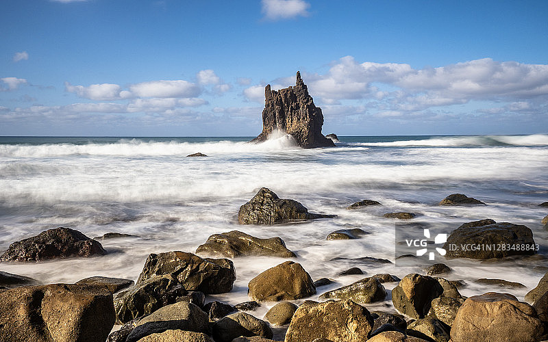 巨浪拍打着加那利群岛贝尼霍海滩岩石海岸的特内里费岛海岸图片素材