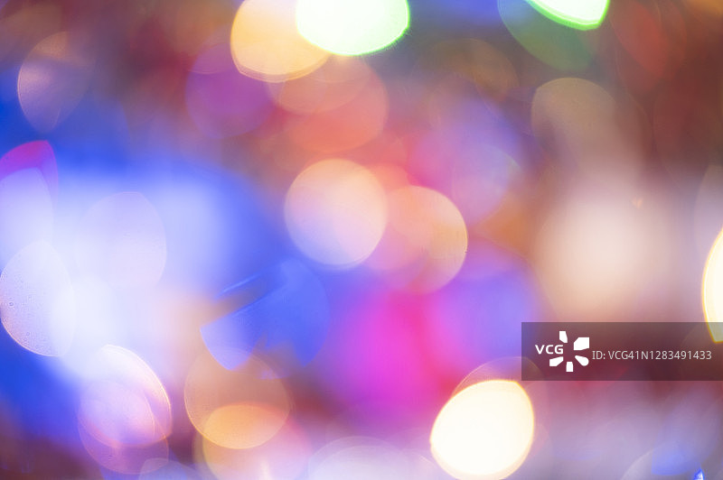 失焦的彩色圣诞灯光背景图片素材