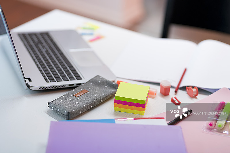 笔记本电脑和文具图片素材