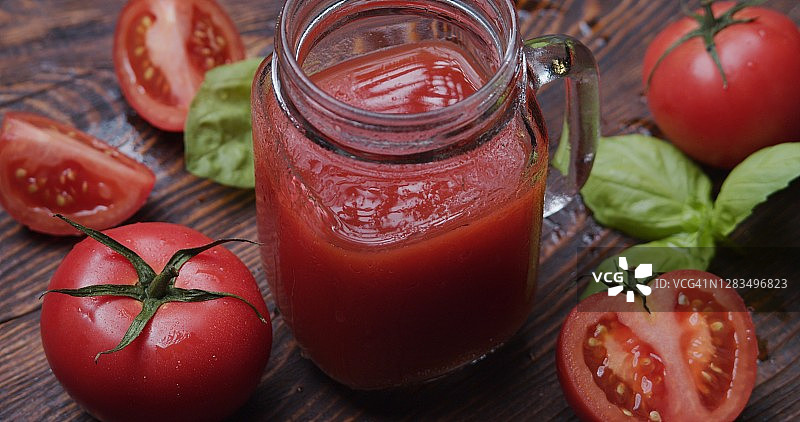 梅森罐里的番茄汁图片素材