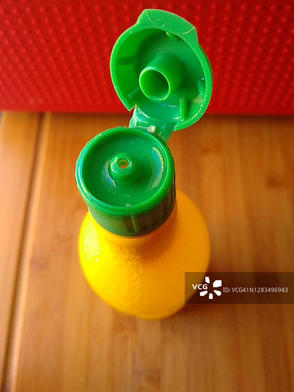 鲜柠檬汁塑料瓶图片素材