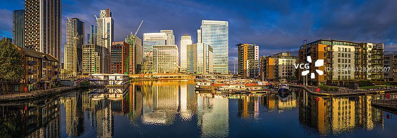 英国伦敦码头区金丝雀码头摩天大楼日出全景图片素材