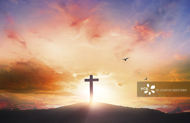 耶稣受难日概念：山顶日落背景上的十字架剪影图片素材
