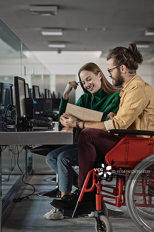 男子轮椅图片素材