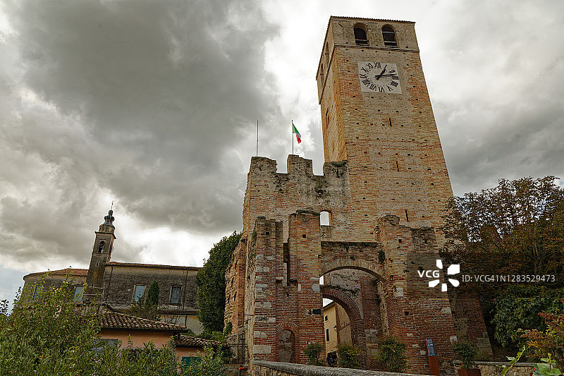 意大利卡斯特拉罗拉古塞洛的中世纪塔楼图片素材