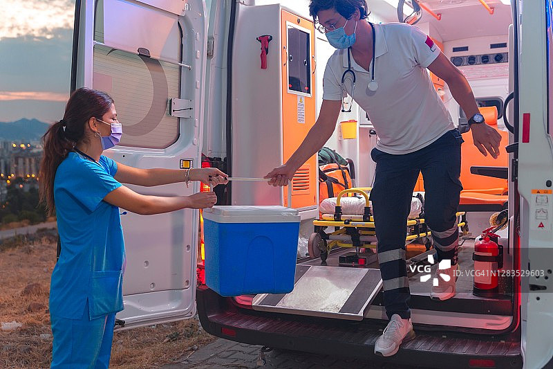救护人员紧急运送移植器官图片素材