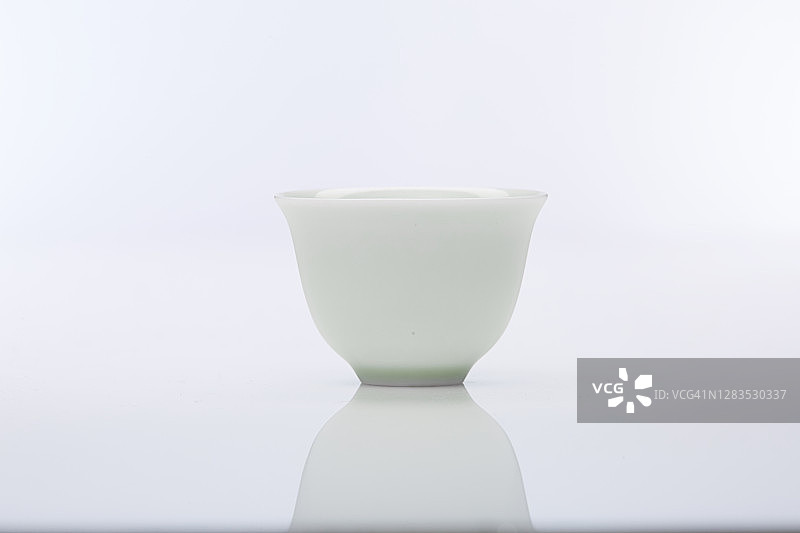 白色背景上的茶杯图片素材