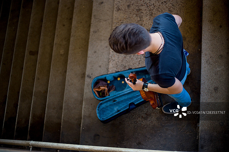 街头小提琴表演者图片素材