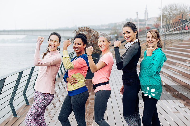 一群快乐的女人在户外雨后放松图片素材