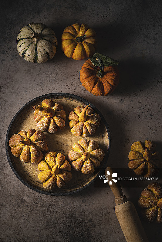自制南瓜形状的秋季南瓜面包图片素材