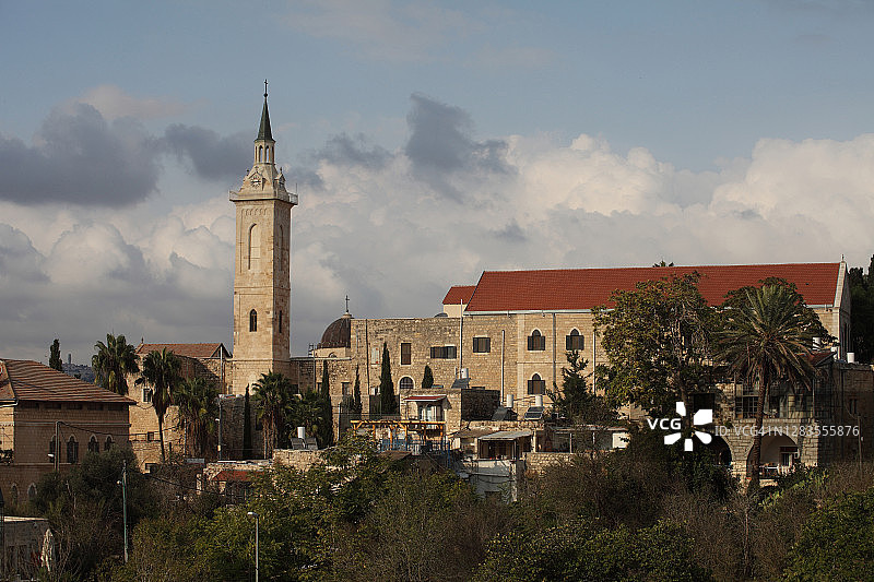 秋云下的圣约翰浸信会教堂图片素材